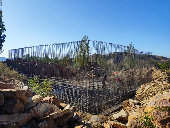 踐行社會責(zé)任 助力鄉(xiāng)村振興 ——魯中水泥捐贈扶貧水泥48