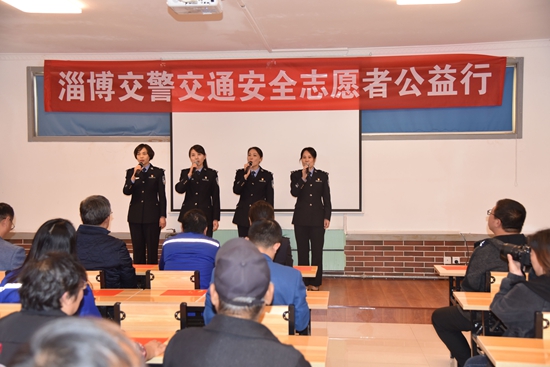 市交警支隊(duì)開展交通安全公益行活動(dòng)68