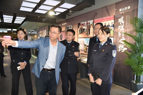 市交警支隊(duì)開展交通安全公益行活動(dòng)68