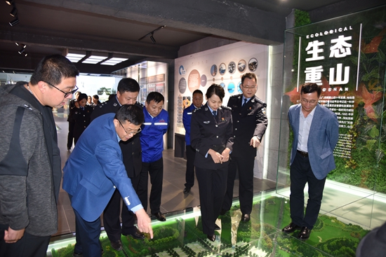 市交警支隊(duì)開展交通安全公益行活動(dòng)68