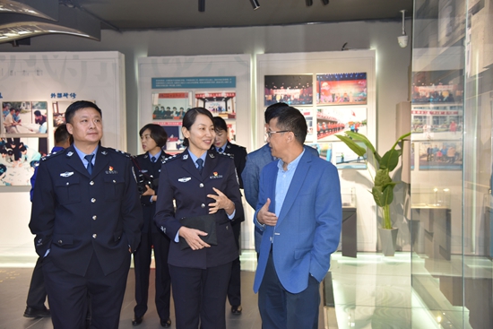 市交警支隊(duì)開展交通安全公益行活動(dòng)68