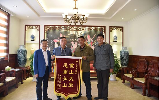 持續(xù)踐行社會(huì)責(zé)任 打造社會(huì)需求型企業(yè) ——重山集團(tuán)捐贈(zèng)扶貧水泥36