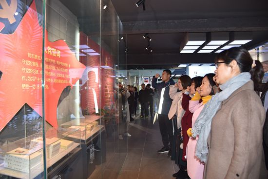 羅村鎮(zhèn)黨委、村域黨支部到重山文化館開展“不忘初心 牢記使命”主題教育活動(dòng)80