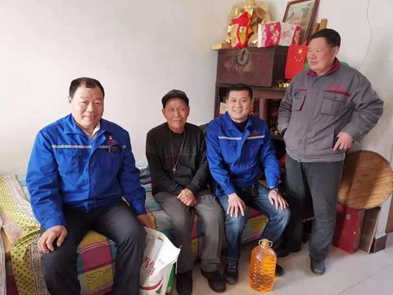 節(jié)前送溫暖 真情暖人心 —魯中水泥黨支部走訪(fǎng)慰問(wèn)南韓村高齡老人35