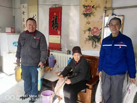節(jié)前送溫暖 真情暖人心 —魯中水泥黨支部走訪(fǎng)慰問(wèn)南韓村高齡老人35