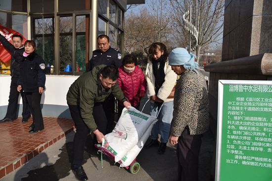 心系鄉(xiāng)親 情暖萬(wàn)家 ——重山集團(tuán)開(kāi)展南韓村70歲老人節(jié)日慰問(wèn)活動(dòng)73