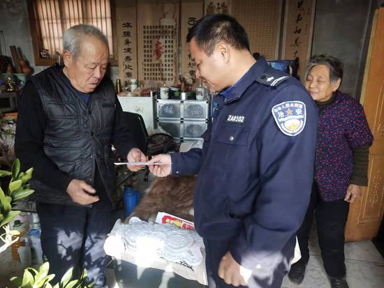 傳遞寒冬溫情 詮釋重山大愛 ——重山集團發(fā)放職工父母慰問金61