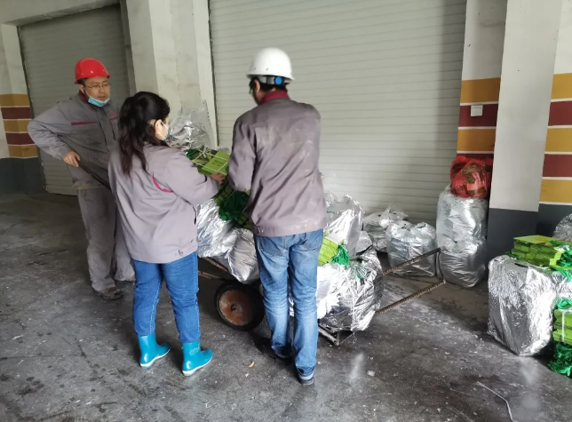 集團(tuán)工會發(fā)放夏季降溫茶48