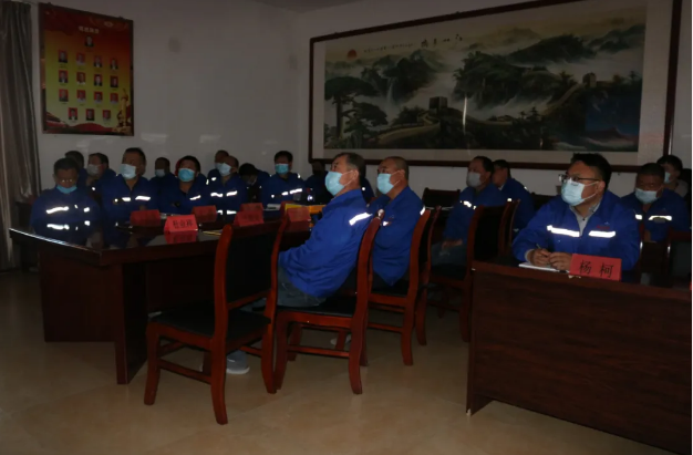 抓好主題教育 補足精神之“鈣”——魯蒙水泥黨支部組織黨員集體學習2