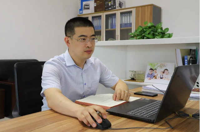 【重山人?重山事】勇于擔(dān)當(dāng)做最好的自己 ——記重山光電財務(wù)部經(jīng)理杜巖