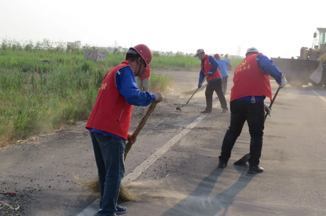 黃驊黨員講奉獻(xiàn) 義務(wù)勞動慶七一7