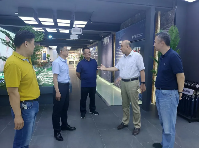 山東省水泥質(zhì)量監(jiān)督檢驗站站長李峰到集團(tuán)調(diào)研97