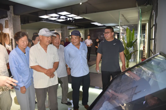 進(jìn)重山 看巨變 贏未來(lái)14