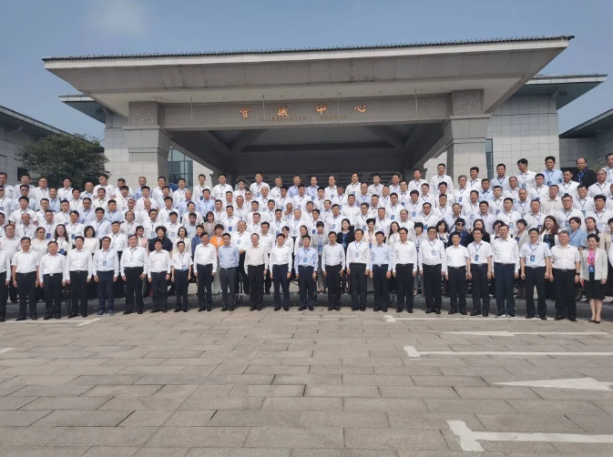 淄博市召開企業(yè)家創(chuàng)新發(fā)展大會——集團董事長、總經理王魯淄當選淄博市企業(yè)聯(lián)合會企業(yè)家協(xié)會副主席39