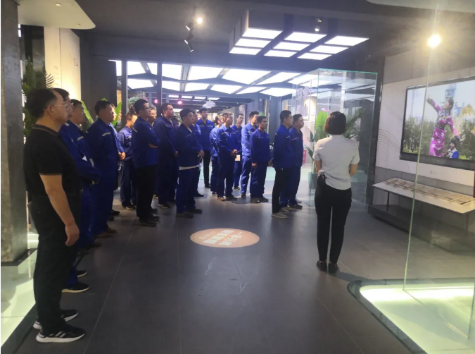 對標學習 淬煉黨性 ——重山光電黨支部開展主題黨日活動 為進一步提升光電黨員干部綜合素質(zhì)，淬煉黨性，增強對企業(yè)的歸屬感和責任感。9月21日，重山光電黨支部組織黨員、入黨積極分子以13