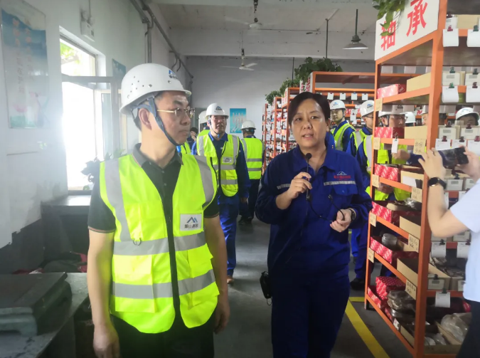 對標學習 淬煉黨性 ——重山光電黨支部開展主題黨日活動 為進一步提升光電黨員干部綜合素質(zhì)，淬煉黨性，增強對企業(yè)的歸屬感和責任感。9月21日，重山光電黨支部組織黨員、入黨積極分子以13