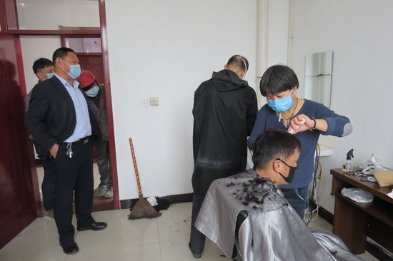 心系員工踐良知 理發(fā)進(jìn)廠暖人心